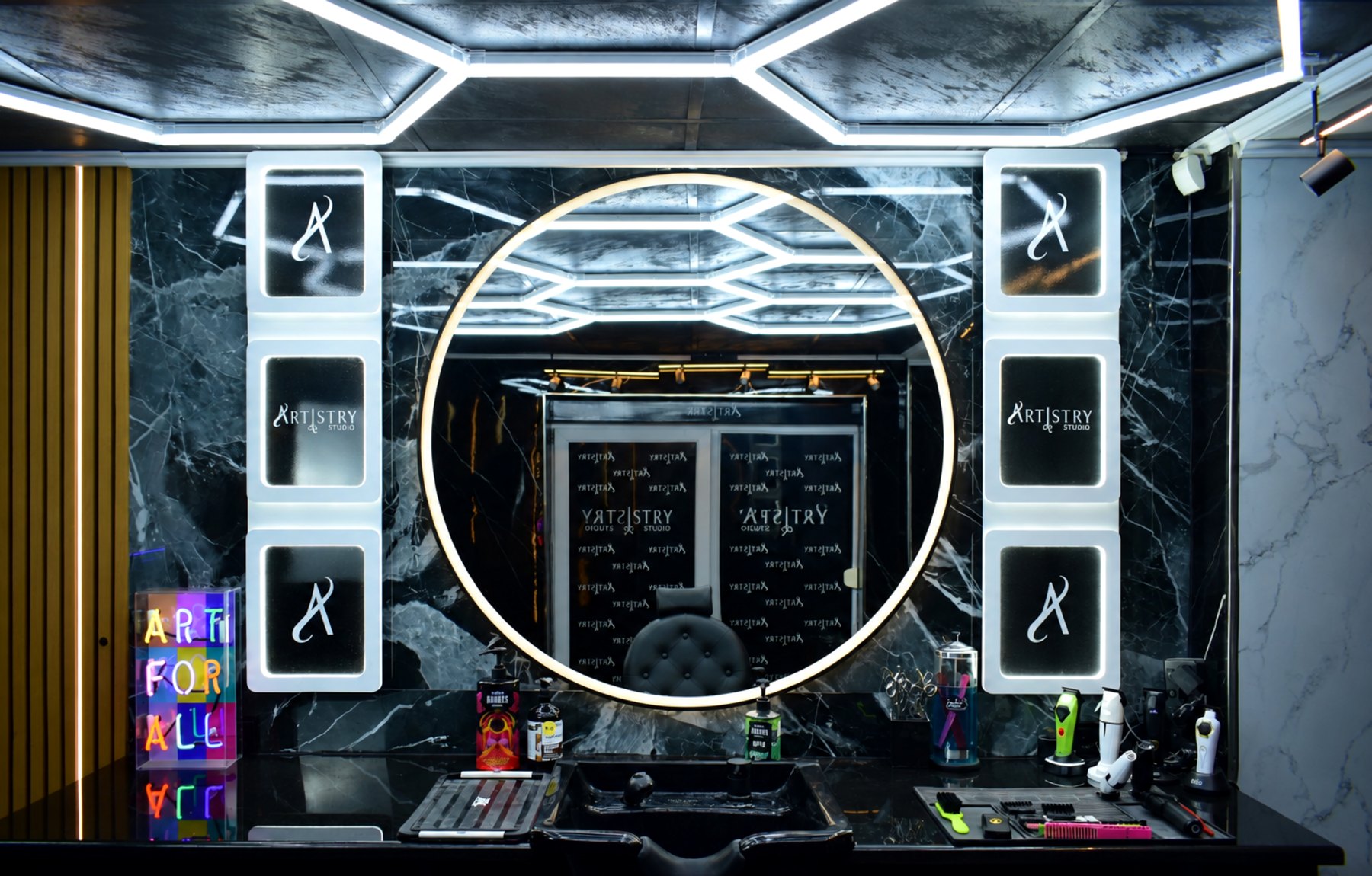 Interiorul Artistry Studio — frizerie în Mediaș, oglindă rotundă și tavan hexagonal